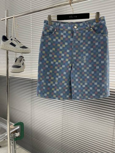上衣 短裤 -驴牌 25Ss春夏新款青年布短裤以缤纷原色描绘新季 1V Vers Damier 图案，其间穿插 Marque L.Vuitton DéposéE