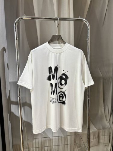 Mm6 马吉拉数字手绘印花短袖早春新款重磅推出 克高密度短袖 定制双纱一级面料 连锁品质 经典款个性印花采用进口定制定染面料 上身舒适密度强 过水不变形不缩水