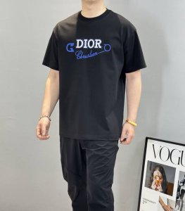 dio*R迪-奥25S春夏新款圆领短T. 原单品质 重工经典别针字母造型烫画设计 悬垂感强 手感质感都极完美 微扩宽松版型 时尚又好看 领口采用官方定制螺纹,做