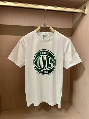 Moncler2025春夏新品限定圆形字母印花短袖T恤；定制100支双股丝光长绒棉面料，胸前圆形Moncler Est 1952字母印花工艺，黑色搭配白色，白色
