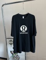 价格P： 品名：Lululemo* 高阶黑立体植绒Logo短袖T恤 尺码：M.L 颜色：黑色 高级腔调的高阶黑短袖，辨识度超高的一件，自带时髦Bgm，将简约玩到