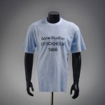 Acne Studios 扎染做旧雾霾蓝1996标语短袖T恤 面料采用32S双纱 克磨毛棉面料，轻薄透气，手感细腻柔软，成衣手工扎染炒色，还原与原版一致呈现清新