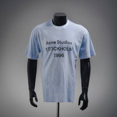 Acne Studios 扎染做旧雾霾蓝1996标语短袖T恤 面料采用32S双纱 克磨毛棉面料，轻薄透气，手感细腻柔软，成衣手工扎染炒色，还原与原版一致呈现清新