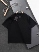 Lv 25Ss新品 领口刺绣Logo 字母刺绣圆领短袖T恤，男女同款！官网同步，专柜纯棉面料！贴肤舒适，耐看又好穿，经典简约Logo设计，原厂工艺一丝不苟，型男