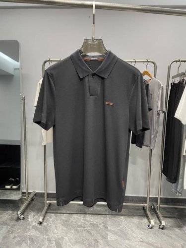 ez夏季出品新款男士轻商务休闲短袖Polo衫！一粒扣V字领，每年都暴单的款，超级经典百搭，版型真的很棒，包容性很强，翻领设计商务休闲都可轻松驾驭。也非常适合成功