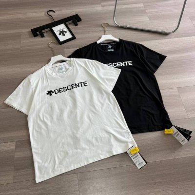 官网在售一比一复刻 Dscente 迪桑特海外版男女同款情侣短袖T恤经典系列之作，运动休闲必选款式，原版Tough聚酯纤维面料，上身超级舒服透气定制面料舒适度和