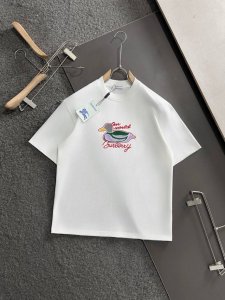 burberry 巴宝莉 25Ss夏季新款圆领短袖T恤！270克重磅高端纯棉面料，手感质感都极完美！修身裁剪设计干净利落！时尚又好看！走线做工非常精致！版型效果