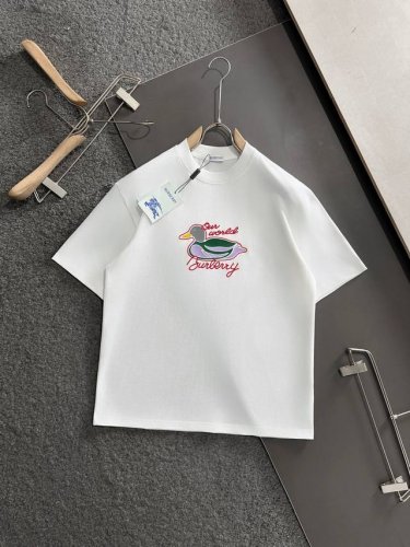 burberry 巴宝莉 25Ss夏季新款圆领短袖T恤！270克重磅高端纯棉面料，手感质感都极完美！修身裁剪设计干净利落！时尚又好看！走线做工非常精致！版型效果