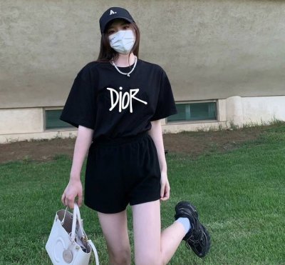 上新！Dior夏季新款圆领短袖T恤！男女同款 Oversize版型宽松！ 这种款式上身回头率超高！基础款的圆领Tee,男女均可驾驭！ 尺码：S-3Xl 颜色：白