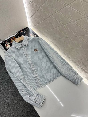 miumi*2025新品上架 牛仔条纹衬衫短裤套装 定制Yb斜纹棉牛仔材质 多重酵素水洗工艺 完美还原Yb浅蓝色 短款衬衫短裤套装 打造上短下长好比例 简约时尚