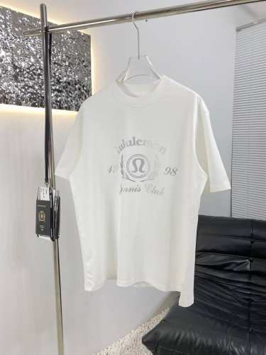 Lululemon露露乐蒙 2025新款T恤 爆款首选 采用高克重布料 洗完水260克 不缩水不变形 上身阔挺效果极佳 且舒适柔软质感十足 廊型版型穿着更为舒适