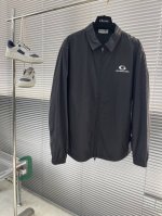 Balenciag 极其复杂，但品质又是特别好 超多处面料纳米防粘腻，超级舒适和爽快的夹克。 夏天穿无敌的。 品质由内而外！ 里面也是一丝不苟的。。最新刺绣廓形