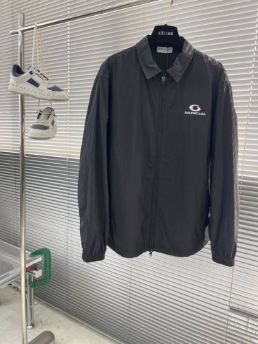 Balenciag 极其复杂，但品质又是特别好 超多处面料纳米防粘腻，超级舒适和爽快的夹克。 夏天穿无敌的。 品质由内而外！ 里面也是一丝不苟的。。最新刺绣廓形