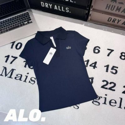 alo翻领Polo衫 女款 -面料：采用原版一比一珠地棉面料。 -辅料：原版拆解开发，一比一定制的小标，领标，水洗，吊牌，五金等等。 -工艺：原版分解，从裁剪，
