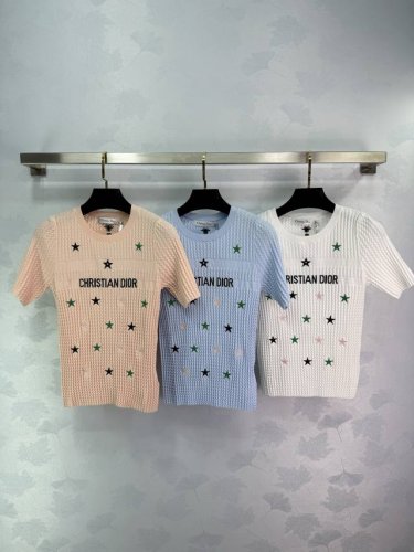 dio*25春夏新品，刺绣字母五角星嵌花短袖上衣，三色可选：粉色、蓝色、白色。经典圆领设计，短袖舒适，适合夏季穿搭。3色3码Sml 。