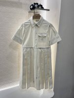 Moncle*2025新品上架 翻领短袖连衣裙 定制Yb斜纹全棉材质 工艺处理 穿搭透气 挺括有型 翻领短袖连衣裙剪裁 通体素色利用剪裁和细节提升精致度 前襟开