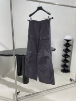 新品Flared Cargo棉布工装微喇长裤 定制小格子色织棉布宽松喇叭形裤脚型剪裁 侧面设有2个腰带袢 可调节腰围 正面背面各设有2个魔术贴翻盖口袋 膝盖设有