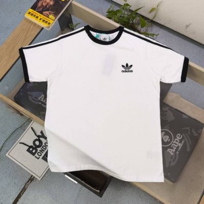 上新 款号：Zz7018 2025新款Adidas阿迪达斯经典三叶草三道杠刺绣Logo图案休闲情侣短袖T恤，简约新时尚！标志性三叶草 Logo 醒目点缀，诉说品