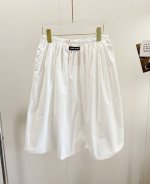 品名：Mium*U乖乖女徽标白色半裙 尺码：S.M 颜色：白色 成套穿就是乖乖的学院质感，叠搭毛衣上身又是时髦女明星。半裙是中长款的版型，无腰头的抽皱裙摆设计。