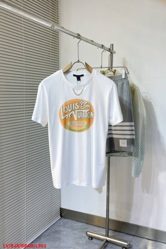 l903 Lv路易威登 25Ss新款圆领印花链条短袖T恤 采用定制全棉材质，透气舒适，质感十足 领口以金属字母链条作设计亮点 胸前用复古画报感字母标识装饰，彰显
