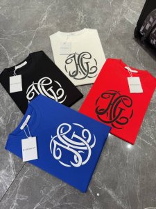 givenchy 25Ss夏季圆领短袖 极为难得的款式 采用190G丝光棉面料 贴身体感非常舒适透气.......新款Givenchy图形.镜头画面高温烫画字母