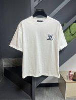 Lv 路易威登25S新款情侣圆领T恤！胸前新款3D立体刺绣.260G甄选100%纯棉质感.棉质饱满富有弹性.秉持着对细节追求 图案也是经典！饱满清晰有质感.面料