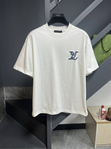 Lv 路易威登25S新款情侣圆领T恤！胸前新款3D立体刺绣.260G甄选100%纯棉质感.棉质饱满富有弹性.秉持着对细节追求 图案也是经典！饱满清晰有质感.面料