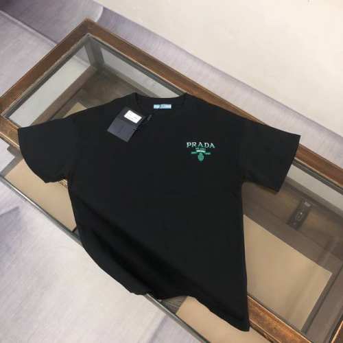 pra*Da 普拉达 25Ss专柜同款圆领刺绣短袖T恤～特供定制面料！ 厚板立体！衣服偏厚使整体高透气和柔软性的质感更加凸显，饱满的棉质感引起极度舒适。高端人士