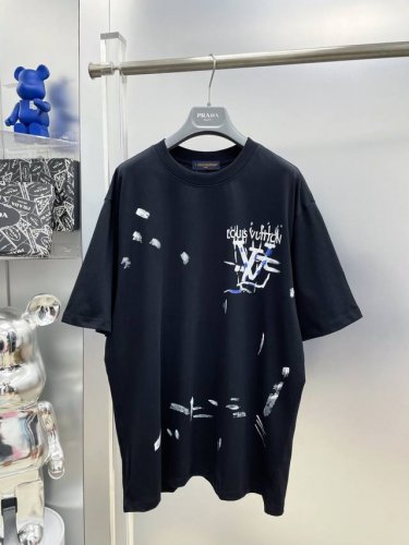lv 路易 高克重 2025夏季新款手绘涂鸦大幅字母Logo最新品短袖 Dd 专柜同步有售，原单狠货，时尚进口原版科技面料，上身舒适透气，原版定制五金辅料，上身