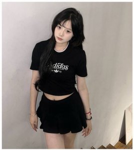 新款上新 Adidas 三叶草纯棉短袖T恤 女款超短漏肚T恤 小红书 Ins爆火 官网疯抢断货 ！ 高品质好货，官网完美复刻版本，经典的圆领设计，塑就无拘束舒适