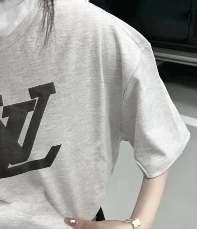 上新 Louis Vuitton路易威登新款前后图案燕麦灰短袖T恤 难得一见的燕麦灰妥妥清冷感美女！！ 这件灰色真的很高级 超级好看啊啊啊！ 前后立体字母图案～