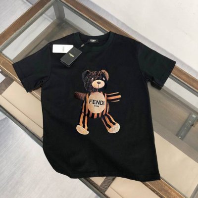 芬迪 Fendi 品牌潮流Logo印花短袖T恤 定制顶级50支双股精梳棉面料 上身极致舒适透气 标志性Logo元素为单品增添设计感 营造出简约大气风格 上身穿搭