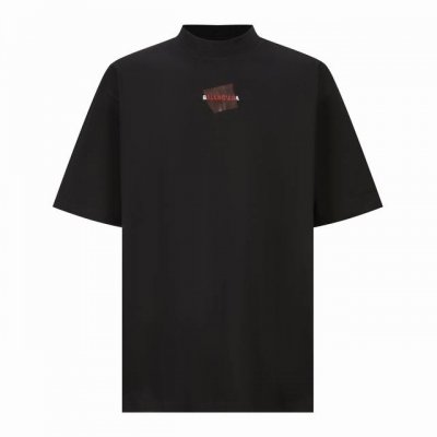 Blcg 巴黎胶带刺绣印花短袖 面料：采用21支双纱精梳棉，面料定制1：1原版同色。面料成衣洗水后克重约300克，螺纹搭配1*1同缸十字螺纹。 工艺：刺绣采用3