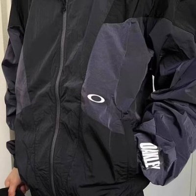oakley欧克利 防晒衣薄款品质皱感透气面料冲锋衣连帽运动拉链机能落肩外套情侣款 Color: 碳灰色 Size: M-Xl M 胸围 衣长69 Cm L 胸