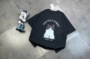 100包邮 潮牌Fila斐乐官网猫咪同款同步短袖！胸前Logo点缀胸前，简约又不失时尚感，一眼就狠狠拿捏住了！正肩版型对各种身材都很友好，穿起来整个人显得挺拔又