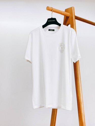 Versace 范思哲 2025Ss春夏新品 限定款印花标识短袖，立体感Logo廓形半袖T恤，高支丝光棉打造，手感面糯有骨感，柔而有韧性。液氨工艺处理，韧性和抗