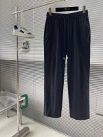 Mon 2025春夏薄款 经典百搭 松紧腰直筒休闲裤！经典实穿的款式 后口袋标志点缀设计 精美的五金抽绳与五金辅料 很有细节感 穿脱方便的松紧腰抽绳 两侧插袋
