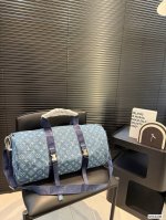 Lv 牛仔旅行袋！特点是容量巨大！材质也是今年大热的流行元素 实用性极好！整个包又轻便又大！做妈咪包也是超时髦！无敌性价比超高 尺寸 48 25 货号6236