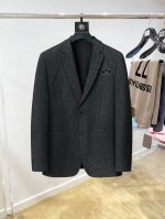 普拉达 2025新品时尚男士西服贸易公司渠道货，人气极高的一款单品。通体的造型颇具设计感，在视觉方面足矣吸引眼球完美诠释了品牌的特质及灵魂所在。客供进口顶级面料