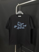 款号：He214 Dior-迪奥25新款胸前毛巾绣花字母Logo圆领短袖 面料采用2 克双股双纱纯棉面料，手感舒适柔软，上身舒适透气，领口采用同缸同色罗纹，不紧