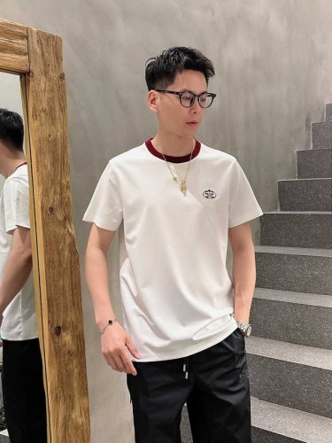 25Ss春夏新款圆领短袖 专柜同步 高端品质 独家定制面料 双蚕丝面料 更加轻薄透气 定制Logo 时尚感强 黑色 白色码数:48到58