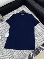 爆款现货 原单品质 Prad*｜2025新品T恤 巨好看的一款单品，胸口订制做旧印花 领口破洞设计 减龄柔美 一件成衣工艺繁琐耗时 呈现品质单品 上身洋气时髦