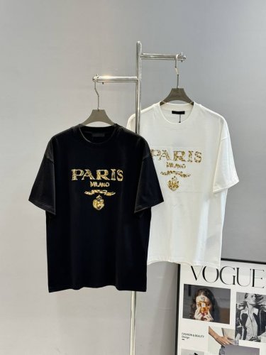 prad*普拉-达25新款T恤.男女同款！小红书同步！基础款字母排列有序.重工万针高逼格刺绣工艺设计.280G棉质饱满柔软亲肤，无身材顾虑.此种设计的舒适感是无