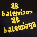 巴黎世家Balenciaga简约字母宽松字母印花情侣短袖 情侣同款 定织定染一致260G纯棉双纱面料 同缸零色差领口螺纹 四针六线工艺 面料舒适透气 机洗不变形