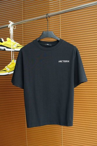 始祖鸟-2025春夏系列新品 男士圆领短袖奢华品牌字母Logo标识标注上身就能体会这款设计带来的年轻与时尚感！整体时尚而有潮流，采用顶级欧洲双面丝光棉面料 柔软