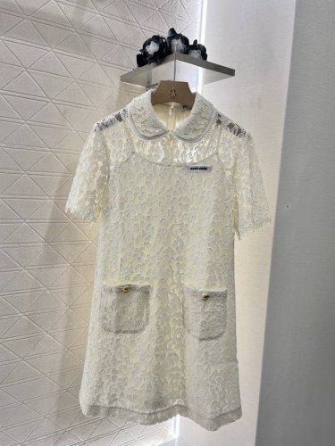 Miumi*2025新品上架 水溶蕾丝两件套连衣裙 定制Yb进口水溶蕾丝材质 柔软细腻 不易撕裂 舒适好穿 短袖连衣裙吊带内衬剪裁 外层通体水溶蕾丝面料 华丽重