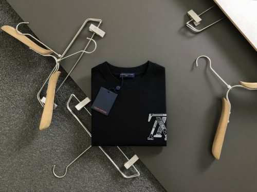 l牌*合身版型M-Xxxl 25春夏顶级线绣经典短袖，精致工艺专柜面料，顶级元素融合打造，经典短袖3标齐全，潮男时尚，无论是上身舒适度还是都是无可比拟的存在，可