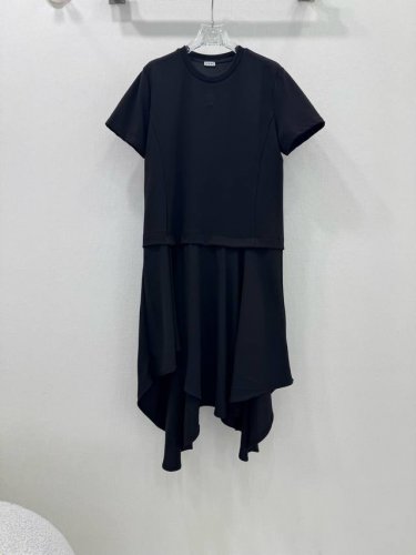 Loew*25新款圆领短袖下摆不规则连衣裙 胸前增加刺绣标志装饰 纯棉材质质感舒适细腻 裁剪利落修身 下身不规则裙摆设计有效遮胯更显苗条 上身充满精致高智气息