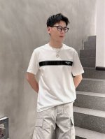 普拉*prada 25Ss春夏新款首发专柜最新款短袖圆领T恤 高端订制 设计前卫时尚 品牌Logo重工艺设计 高端定制240克面料.手感柔软.穿着舒适.专柜级别