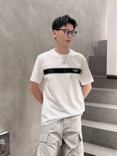 普拉*prada 25Ss春夏新款首发专柜最新款短袖圆领T恤 高端订制 设计前卫时尚 品牌Logo重工艺设计 高端定制240克面料.手感柔软.穿着舒适.专柜级别